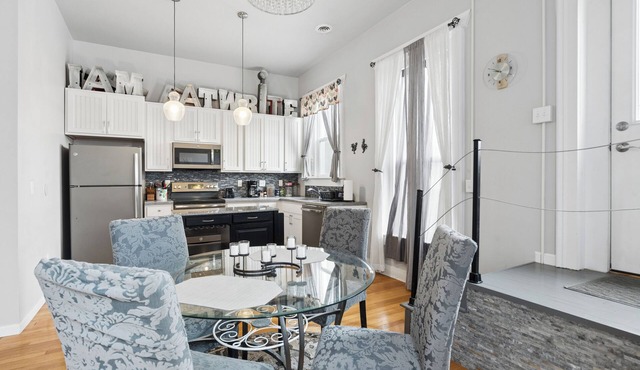 Charming 2-bedroom apartment in Newton on square above coffee shop! in Newton
