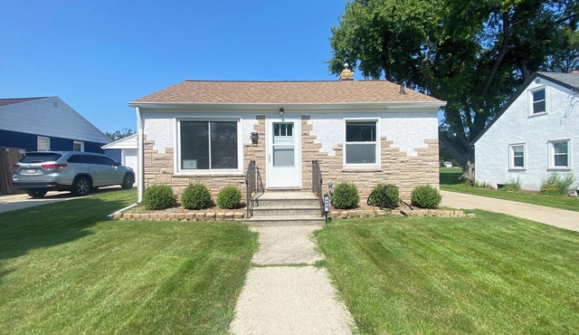 Charming 2-bedroom house with WiFi, with fenced in yard in Green Bay