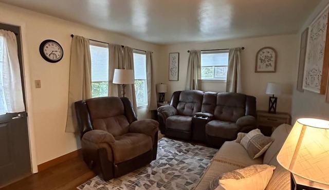 Charming 2-bedroom house in peaceful De Pere with WiFi. Outdoor fire pit. in De Pere
