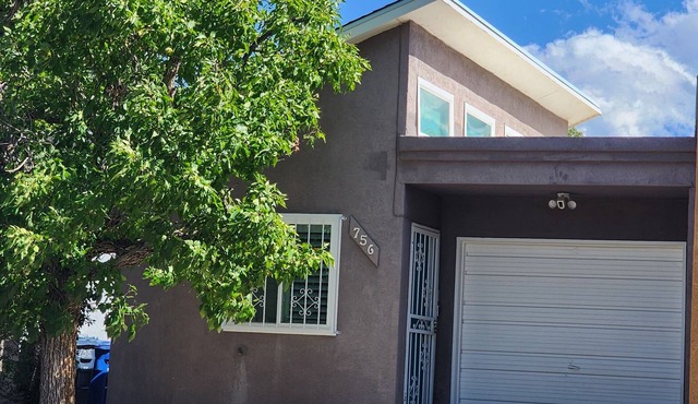 Charming 2-bedroom house with refrigerated air, fridge in guest room, and WiFi in Albuquerque