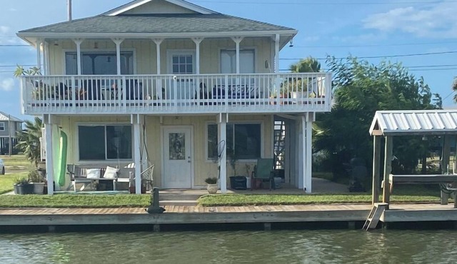 Charming 2-bedroom waterfront house with dock, AC, and WiFi in Rockport Texas in Rockport
