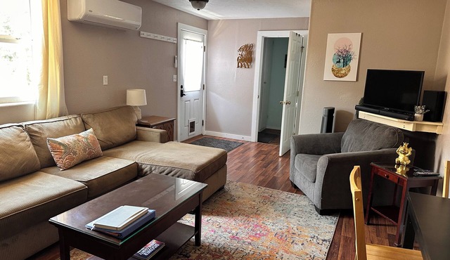 Charming 3-bedroom apartment with WiFi, AC walkable to downtown La Grande in La Grande