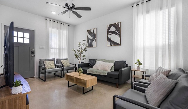Charming 3-Bedroom Close to Hospital and Power Plant, Workspaces, Fenced Yard in Temple