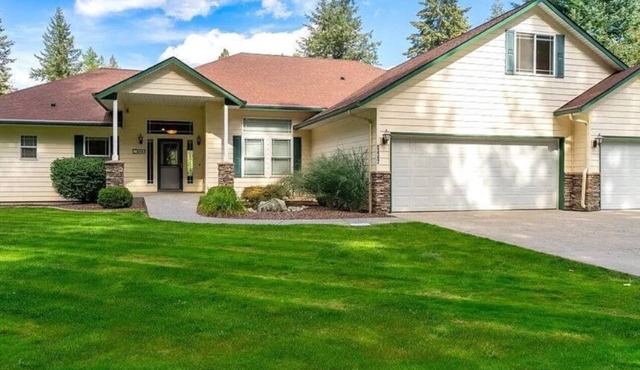 Charming 3-bedroom house sleeps 8 with high speed WiFi in Twin Lakes Village in Rathdrum