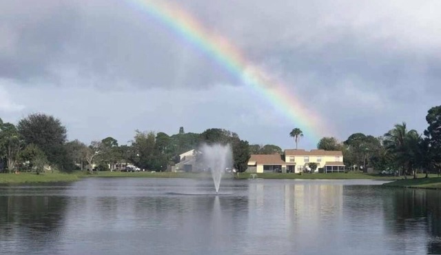 Charming 3-bedroom pool home on the lake with spectacular sunsets & close to all in Jupiter