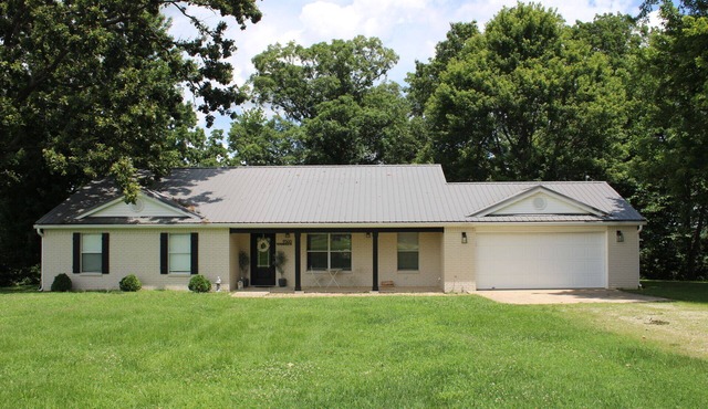 Charming 3-bedroom retreat near Bentonville and XNA in Cave Springs