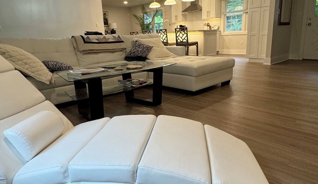 Charming 3-bedroom house with WiFi and AC in beautiful Stony Brook in Stony Brook