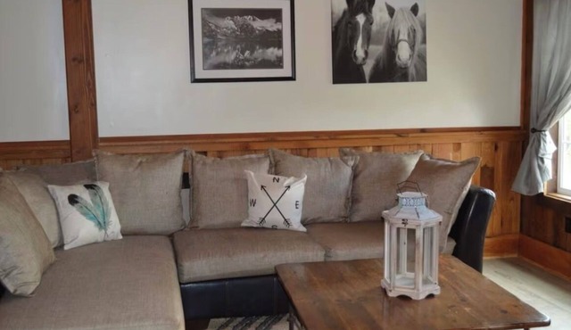 Charming and private 3-bedroom cottage in Danbury with WiFi, fitness room, AC in Danbury