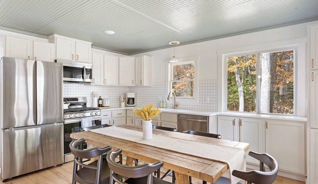 Charming Cabin: 3+ Acres w/Nature Walking Trail, Near Pelican Beach, King bed in Merrifield