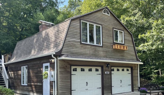 Charming Carriage House in Seymour