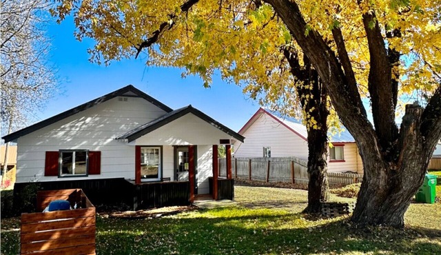 Charming Cascade Cabin: Large Yard, Near Downtown! in Cascade