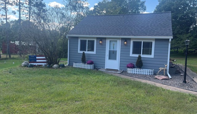 Charming “Deer Haven Cottage ” 2-bedroom house , extra amenities, in Hayward. in Hayward
