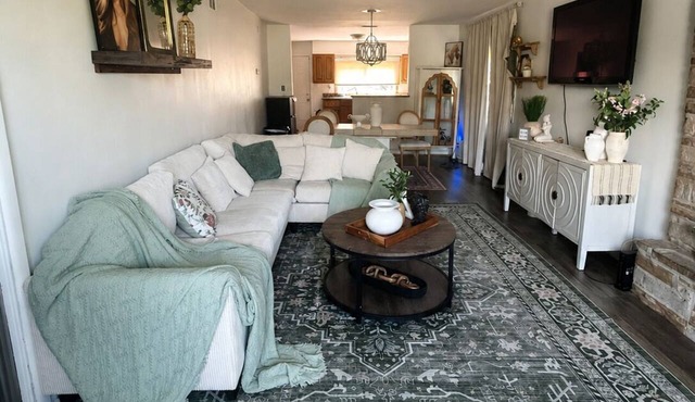 Charming Farmhouse 0.6 Miles from Ingall's University of Chicago Hospital in Harvey