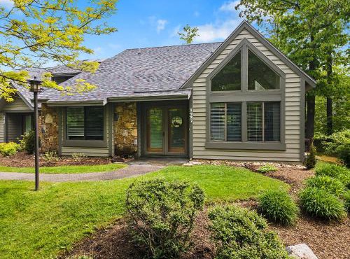 Charming Getaway l recently renovated l Hidden Valley l 4BR+3Bath l Hot Tub in Somerset