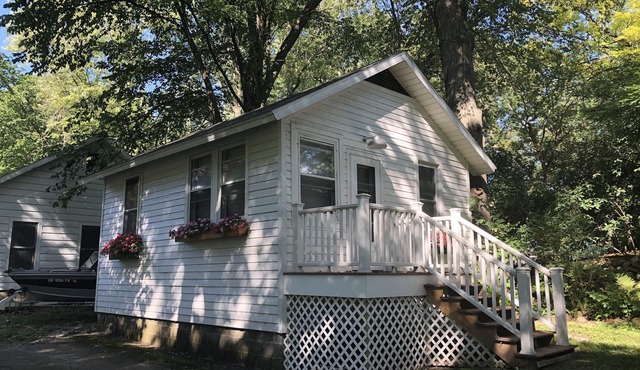 Charming guest house on 1.5 acre lake front property in Green Lake