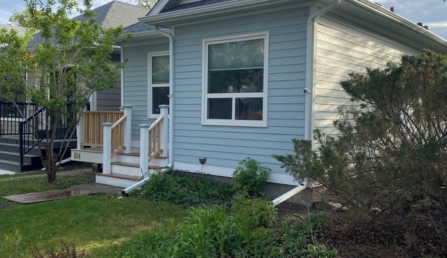 Charming home in Lethbridge with piano, beautiful neighborhood, central location in Lethbridge