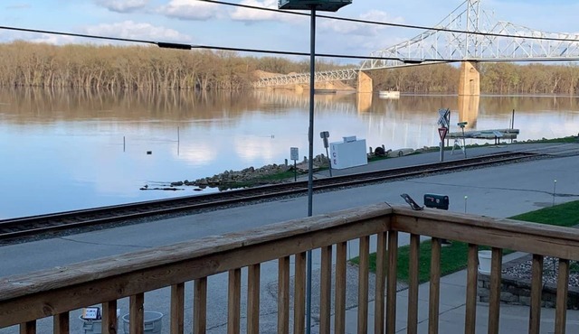 Charming House with Amazing Views! Next to Marina and Tiki Bar in Lansing