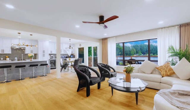 Charming Lakefront 6b3b with Panoramic Views in Auburn