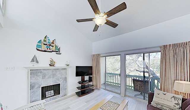 Charming Remodeled Condo w/ Pool, Pier & Private Balcony in Rockport