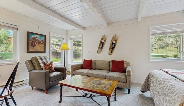 Charming, ski-themed studio w/free WiFi, full kitchen - near downtown Sun Valley in Sun Valley