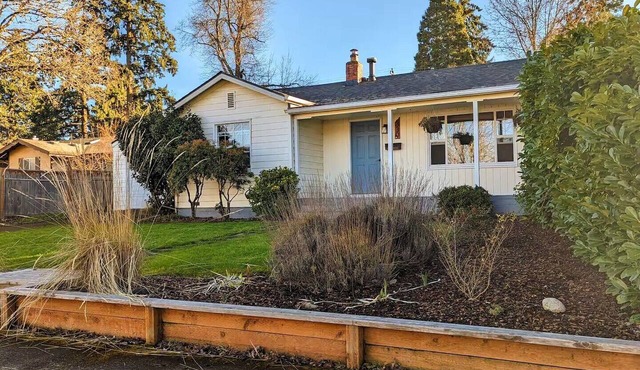 Charming South Eugene home, huge yard! Pet friendly! in Eugene