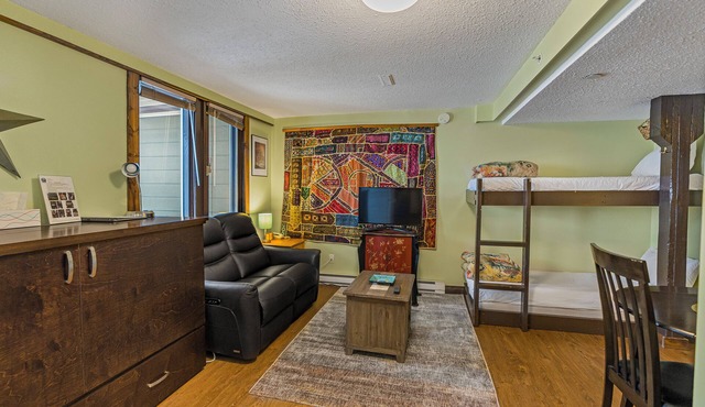 Charming Studio Suite w/Deck, BBQ & Ski Locker – Ideal for small groups! in Vernon