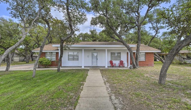Chic Condo with Screened Patio about 13 Mi to Beach in Ingleside