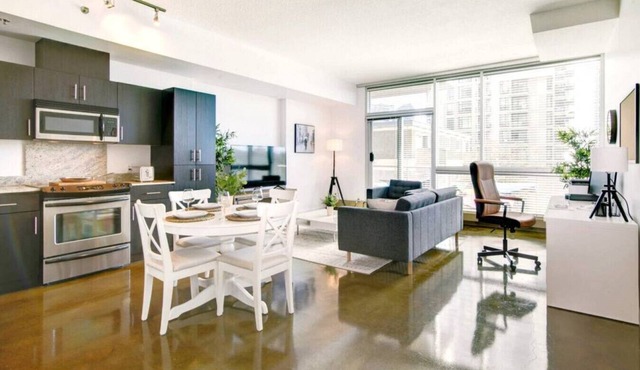 Chic DT Suite at Stampede w/Free Parking, AC in Calgary