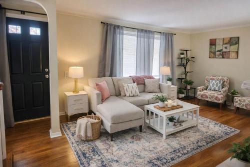 Chic Parma Stay Near Cleveland in Parma