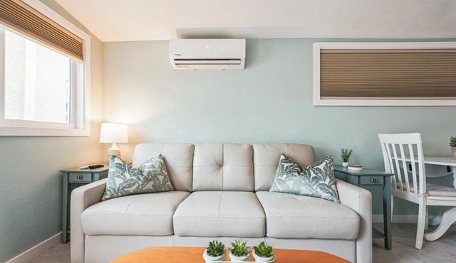 Chic Studio Cottage - Walk to Siesta Key Beach! in Sarasota