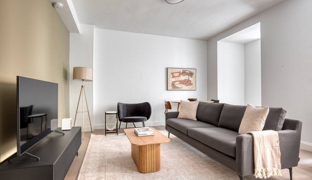 Chic UWS 1BR w/Gym, Elevator & W/D, nr Central Park, by Blueground in Uptown
