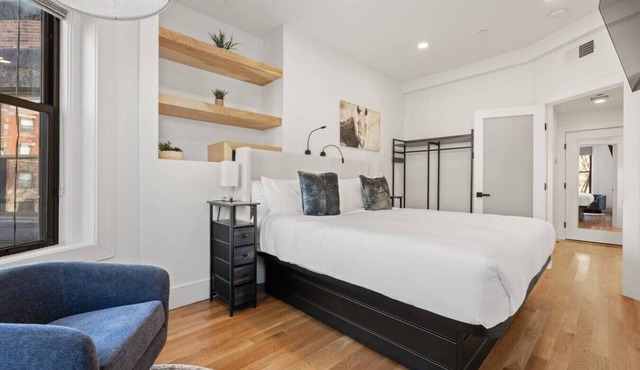 Cityscape 1BR Plus: King + Queen Pull-out | Suite 7 in Boston