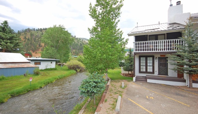 CJ Townhouse 14 - On The River - Across from the Fishing Ponds - In Town - Near in Red River