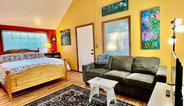 Close to Downtown! Arty & Cozy. Comfortable bed. in Eugene