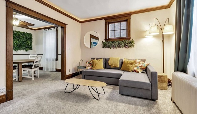 *Close to the Falls*Hot Tub*Easy Checkout*Parking* in Niagara Falls