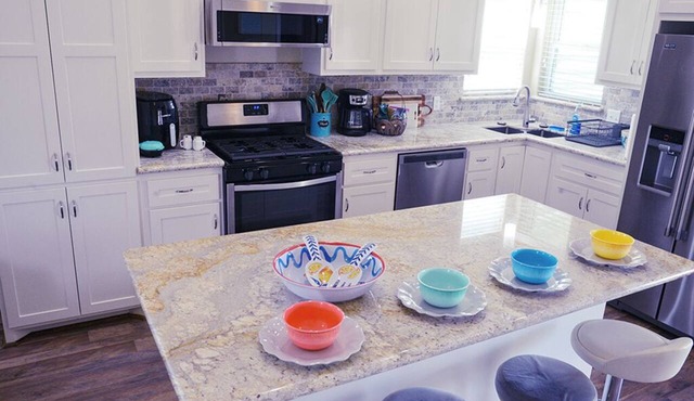 Coastal Cottage/Pet Friendly/Porch & Fenced Backyard-Galveston Bay/Kemah/NASA in San Leon