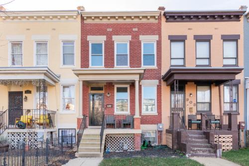 Comfortable 4 Bedroom Home with City View Near Capitol Hill Washington DC in Washington