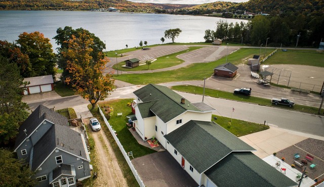 Comfortable family friendly situated on the shore of Munising Bay Lake Superior in Munising
