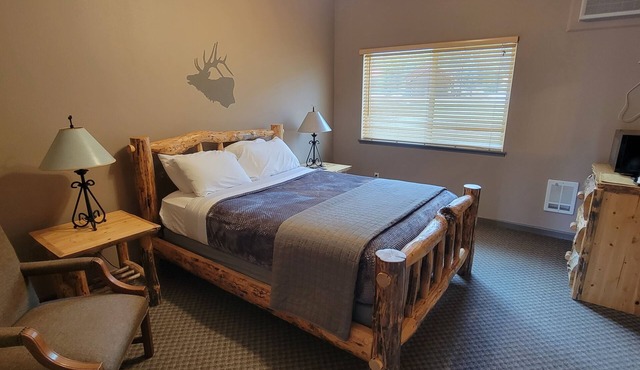 Comfortable Riverside Retreat on 4 acres in secluded Lowman Idaho. Sleeps 45+. in Lowman