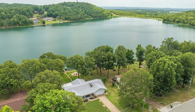 Comfy & Updated Diamond Lakefront Home in Horseshoe Bend