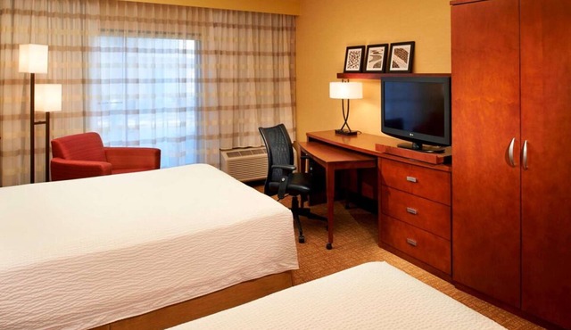 Convenient Stay in Detroit Auburn Hills! 4 Relaxing Units, Pets Allowed, Pool! in Auburn Hills