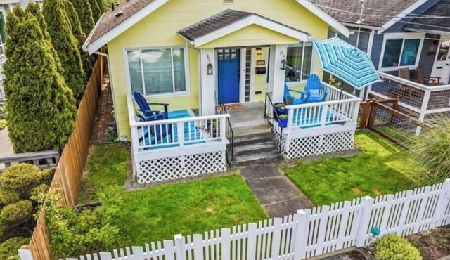 Cook's Kitchen + Firepit + Pickleball Park Nearby + AC + 2 Parking Spots in Seattle