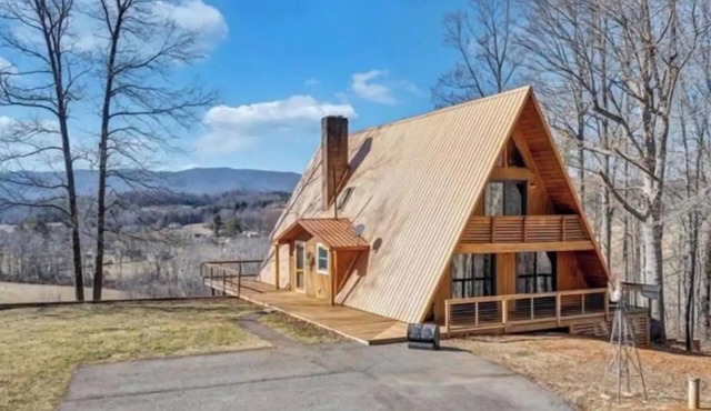 “Copper Buffalo A-Frame” Mtn Views/Hot Tub/Firepit in Stuart