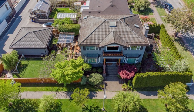 Corkscrew Willow Estate - 2010 Olympic Award Winning and Vancouver's Top Rated! in Vancouver