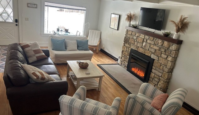 "Cottage on The Lake" (Jacksonport) - SLEEPS 10 in Sturgeon Bay