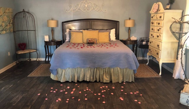 Cottages at Willow Pond Charming romantic hot tub wine jacuzzi breakfast massage in Guthrie