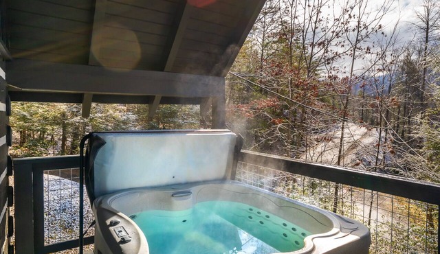 Couples Perfect Retreat, Private, Hot Tub, Rustic and Modern in Gatlinburg