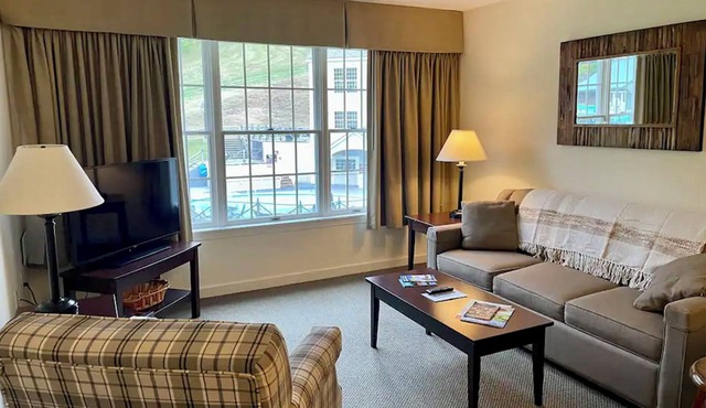 Cozy 1-bedroom Suite in Jiminy Peak Resort, with Wi-Fi, Pool, Fitness & More! in Hancock