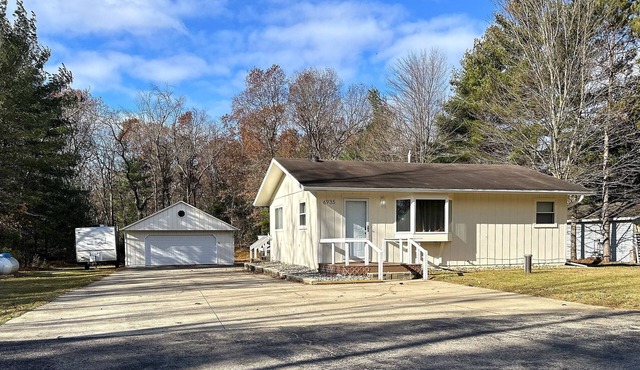 Cozy 2-bedroom cottage in beautiful Shawano/30 minutes from Lambeau Field in Shawano