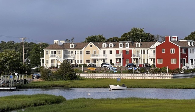 Cozy 2 BR Condo Overlooking the Herring River West Harwich in Harwich